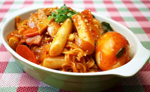 Thành phẩm là món bánh gạo cay vô cùng rực rỡ và thơm ngon.