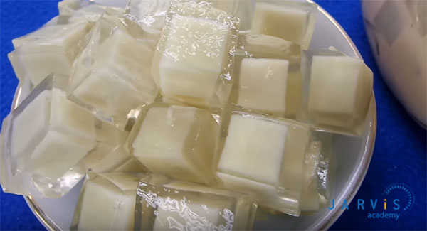 để thạch tự động lại hoặc cho vào tủ lạnh 1 đến 2 tiếng