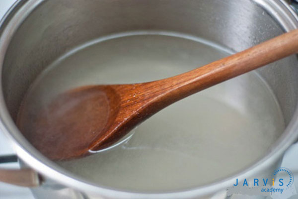 khuấy đều hỗn hợp bột rau câu với đường